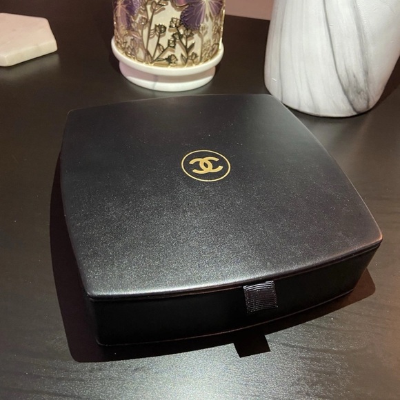 CHANEL SUBLIMAGE Leather
Mirror Vanity Makeup Box NEW! - Picture 4 of 15